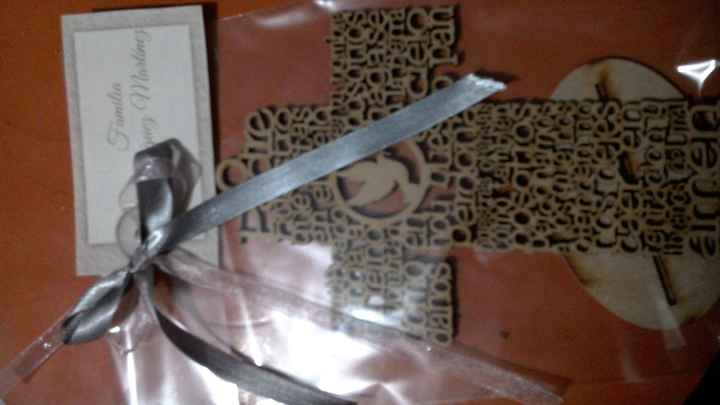 Cruces de recuerdito embolsadas y etiquetadas