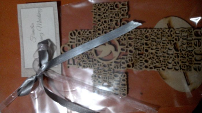 Cruces de recuerdito embolsadas y etiquetadas