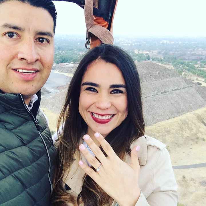 Me pidió la mano en___ (completa la frase) - 2