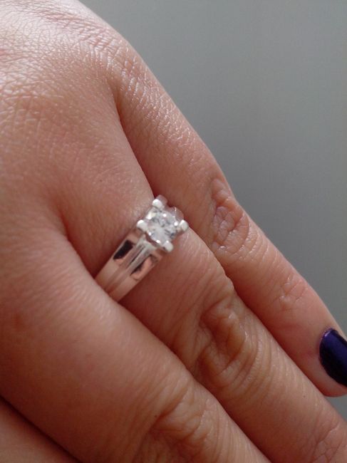 A presumir nuestros anillos de compromiso y la manera en que nos los dieron y/o propusieron matrimon