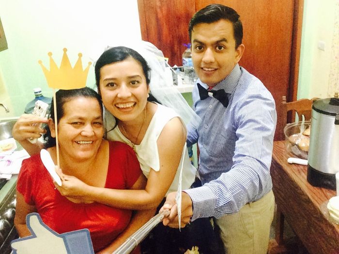 MI TIA...ELLA SE ENCARGO DE AYUDAR A MI MAMI EN TODA LA COMIDA.