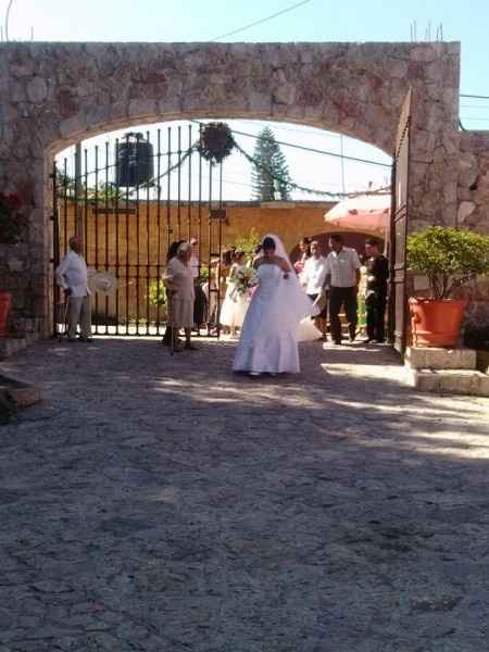 entrando a la iglesia