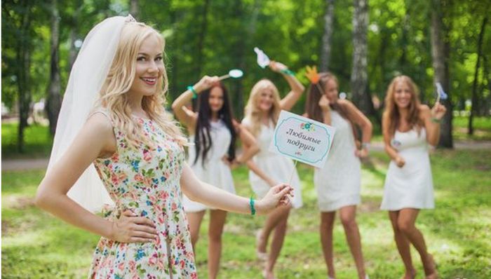 ellas brindando atrás