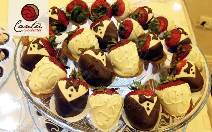 Mesa de fresas y chocolate