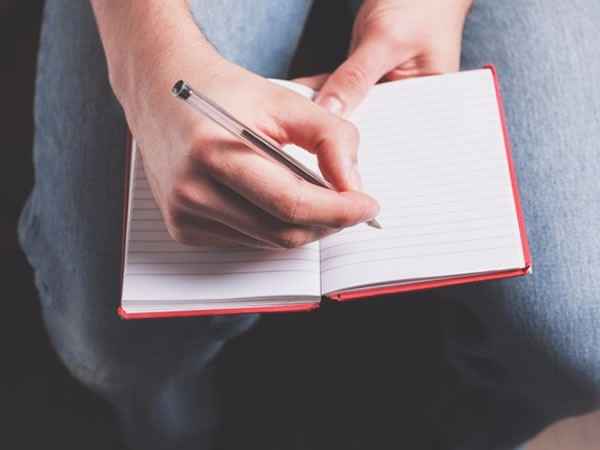 una nota escrita con las letras al revés