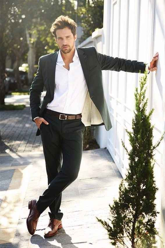 Este es el estilo más informal de todos los trajes de novios modernos. Al no tener corbata, pañuelo 