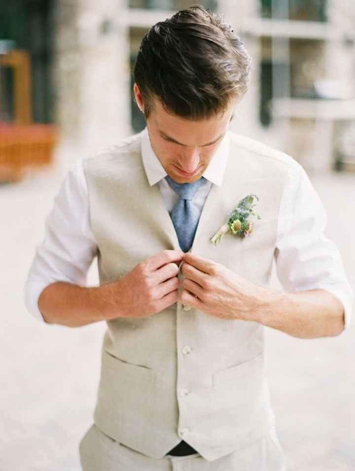 Trajes de novio modernos en colores claros