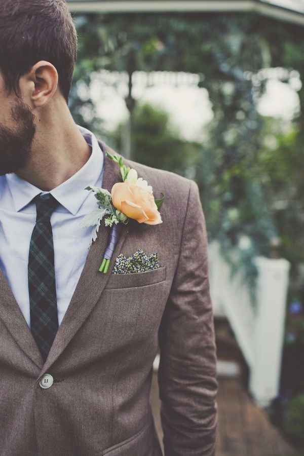 La flor en la solapa del traje de novio le diferencia de los invitados.