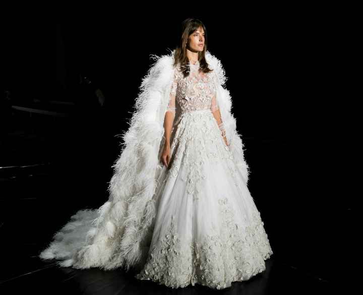novia con capa en lugar de velo de Ralph&Russo
