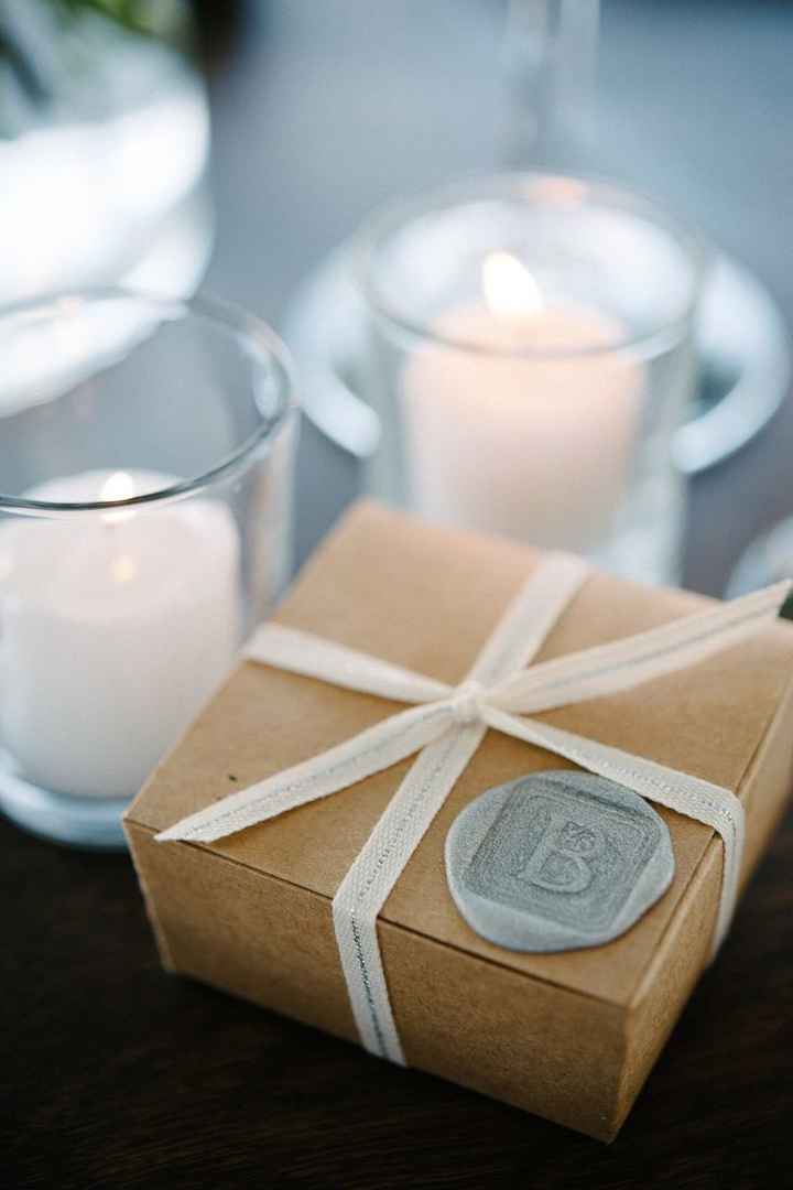Da un toque único a tus souvenirs con sellos personalizados para bodas sobre cajas de carton con un 