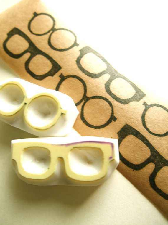 Idea original para bodas: sellos personalizados como gafas. Foto: etsy.com