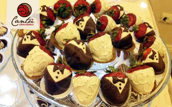 Mesa de fresas y chocolate
