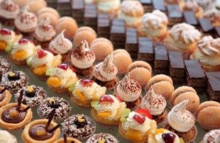 Mesa de tartas y fruta