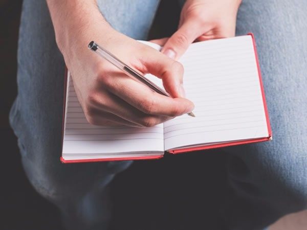 una nota escrita con las letras al revés