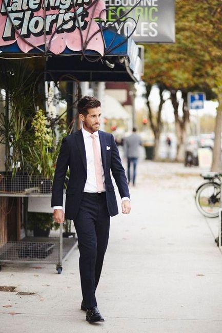 Combinando con la novia tanto el pañuelo como la corbata color rosado, los trajes de novio modernos