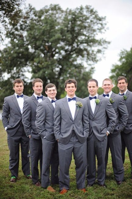 Tanto el novio como sus padrinos pueden asistir al alquiler de trajes de novio juntos.