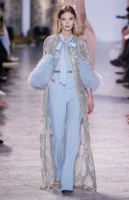Este jumpsuit azul celeste con capa
