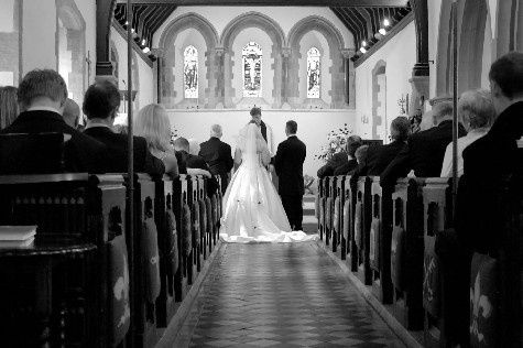 Los invitados deben esperar a la novia en el interior del templo. 