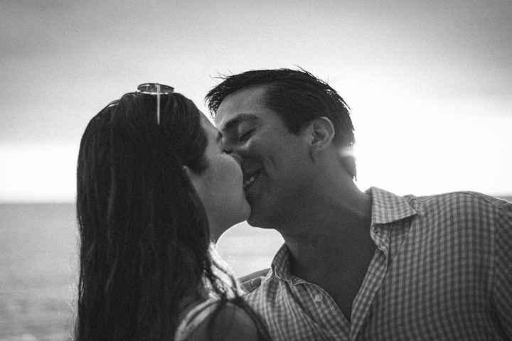 Karla reta a los novios de la comu a subir una foto de ellos besándose - 1