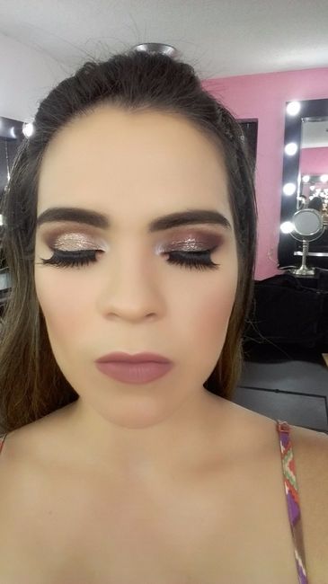Ojos cerrados de frente 