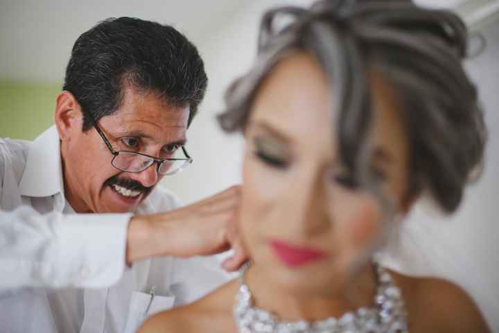 un tio me ayudo a ponerme la gargantilla porque todas estaban ocupadas