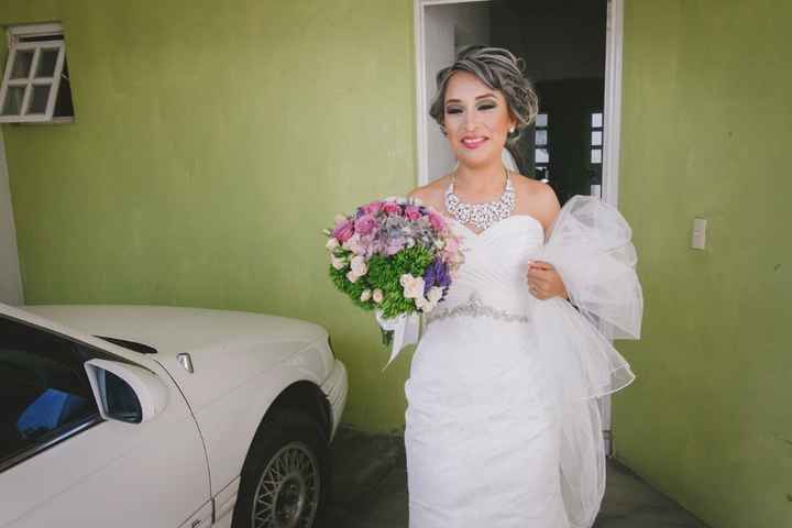 saliendo de casa encandilada por el sol