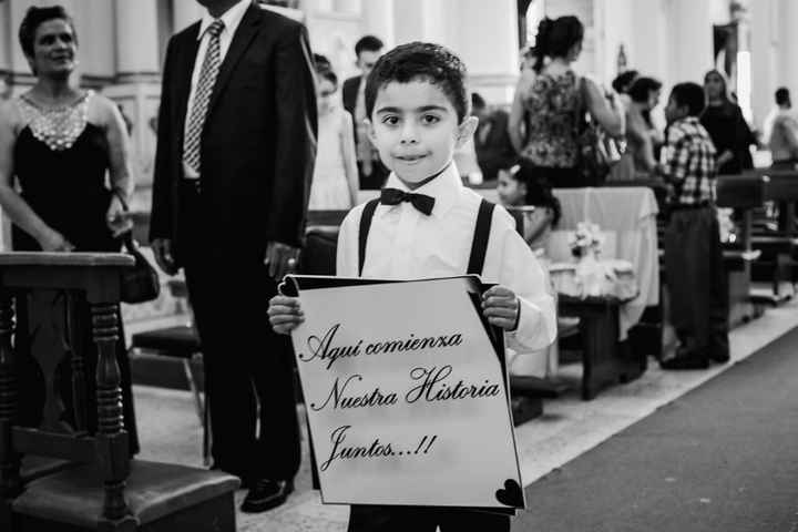 mi hijo con el letrero, guapisimo!