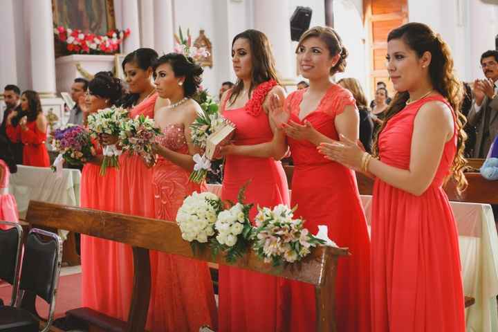 aplausos!!!! ahi  esta mi ramo que nunca me arrimo mi madrina!!