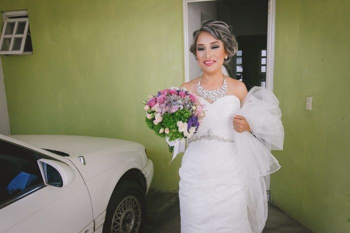 saliendo de casa encandilada por el sol