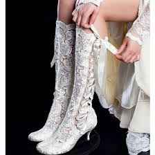 Doble debate que opinan de botas con encaje como complemento para el vestido y que tan seguro es ali