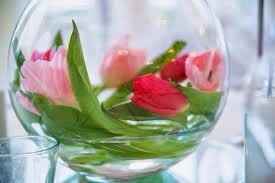 pecera con agua y flores