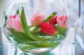 pecera con agua y flores