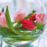 pecera con agua y flores