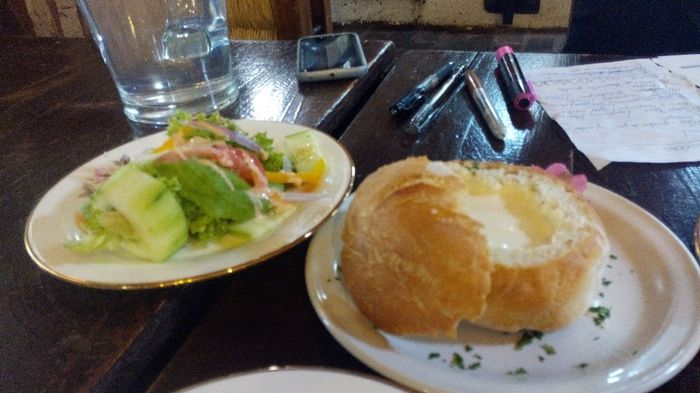 crema y ensalada