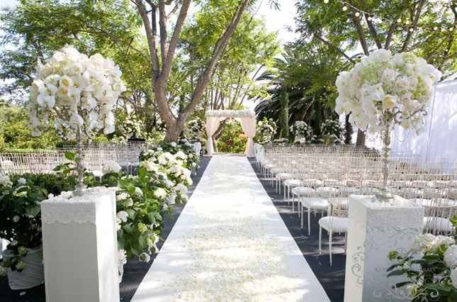 Decoración para boda al aire libre en blanco