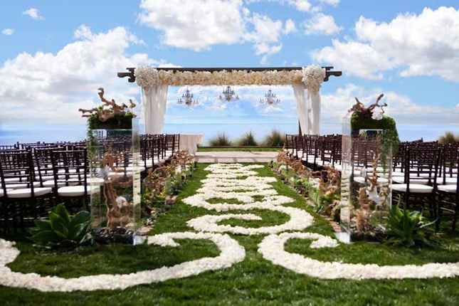 Decoración para boda al aire libre en crema