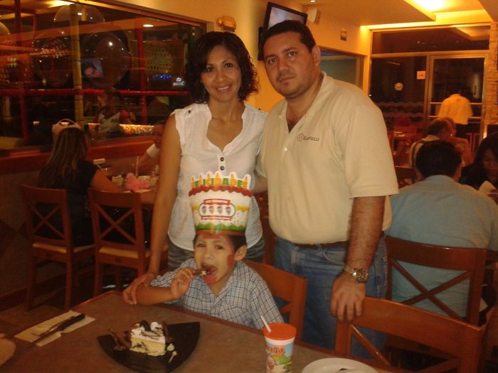 Mi Hijo, Mi prometido y yo...como familia :)