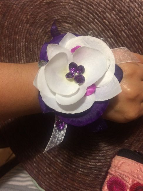 Corsage puesta en mi manita 