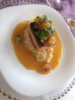 Platillo fuerte 1 Salmón con frutas tropicales