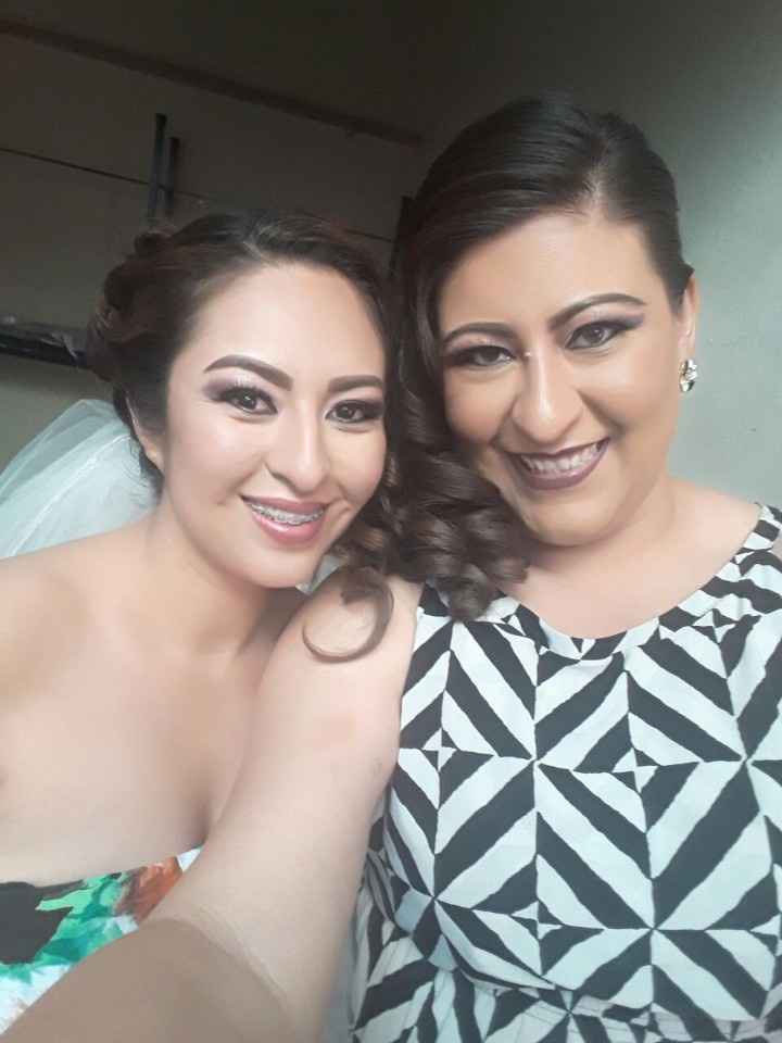 Mi madrina de velación y dama de honor, saliendo del salón