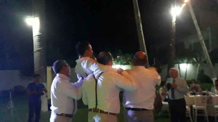 Marcha fúnebre jejeje lo iban a tirar a la alberca :P