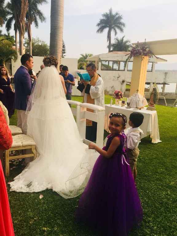 Mi hermosa sobrina con su vestido de quinceñera morado 