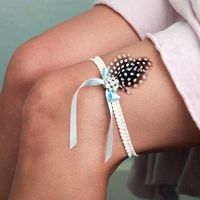 Liga de novia con pluma