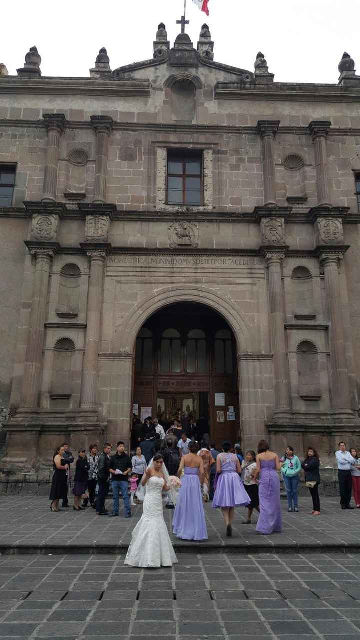 Entrando a la iglesia con las damas!!