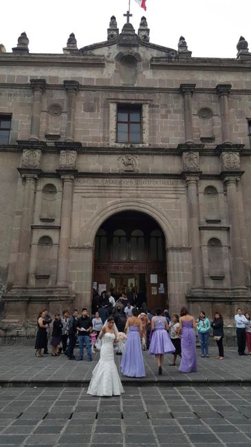 Entrando a la iglesia con las damas!!
