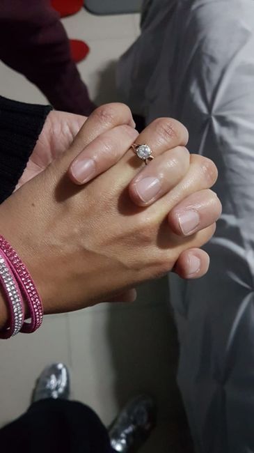 📸 Publica una foto mostrando su anillo de compromiso o alianza de boda 7