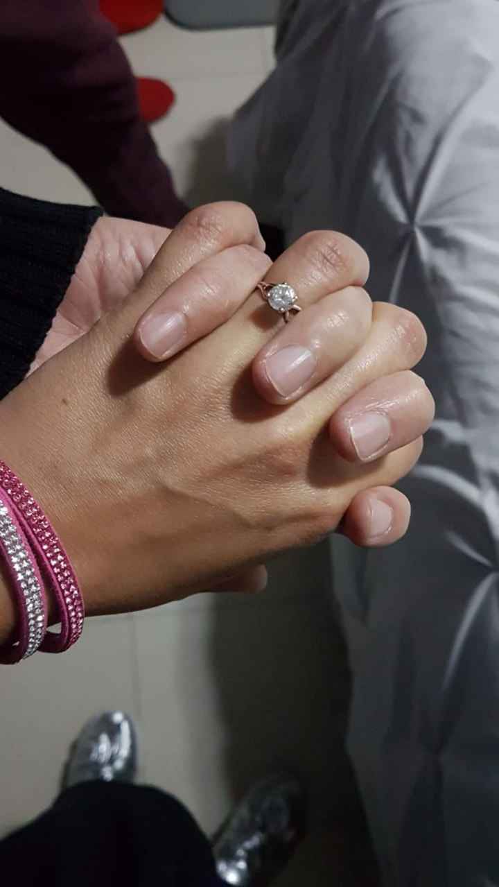 📸 Publica una foto mostrando su anillo de compromiso o alianza de boda - 1