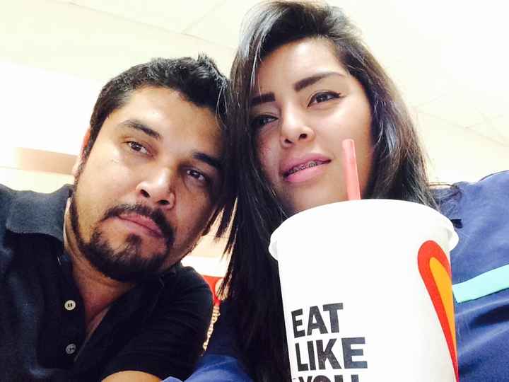 Cuando me despidió en el aeropuerto y nos separamos como un año y solo nos mirábamos cada mes :( 