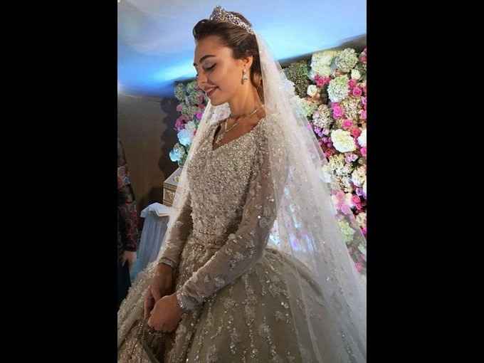 La novia lució un vestido diseñado por Elie Saab que fue transportado desde París. De acuerdo a The 