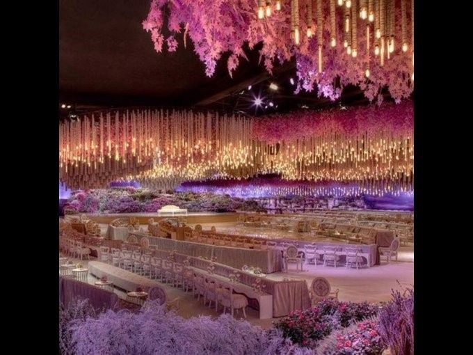 La boda se llevó a cabo en Safisa, un elegante salón de eventos en Moscú, el cual fue cubierto con l